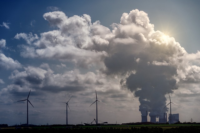 Kohlekraftwerk und Windräder