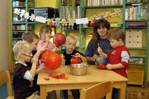 Kinder spielen am Tisch