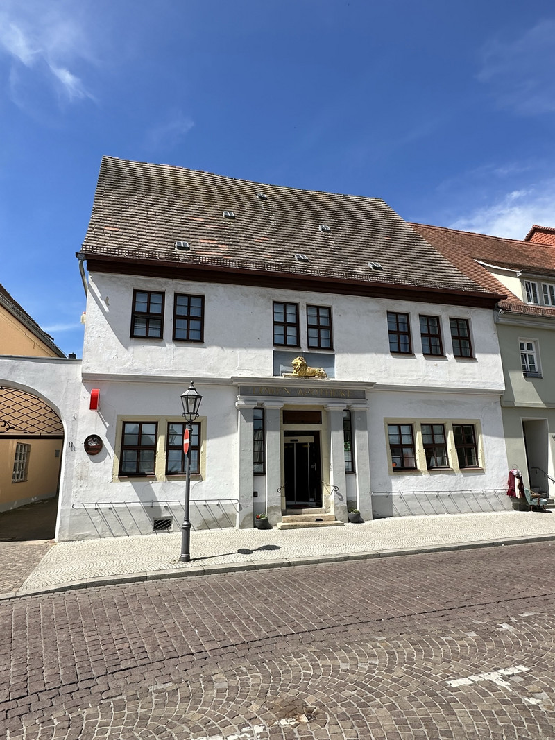 Haus der Apotheke mit Säulen