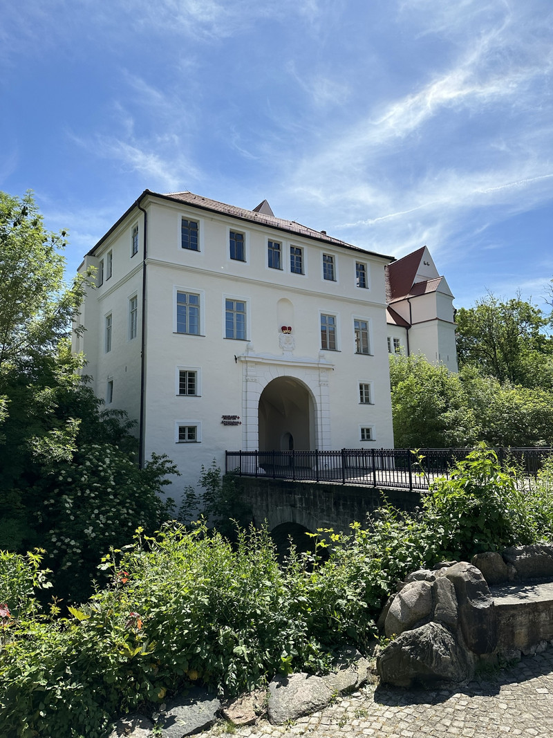 Haus mit Krone über Eingang