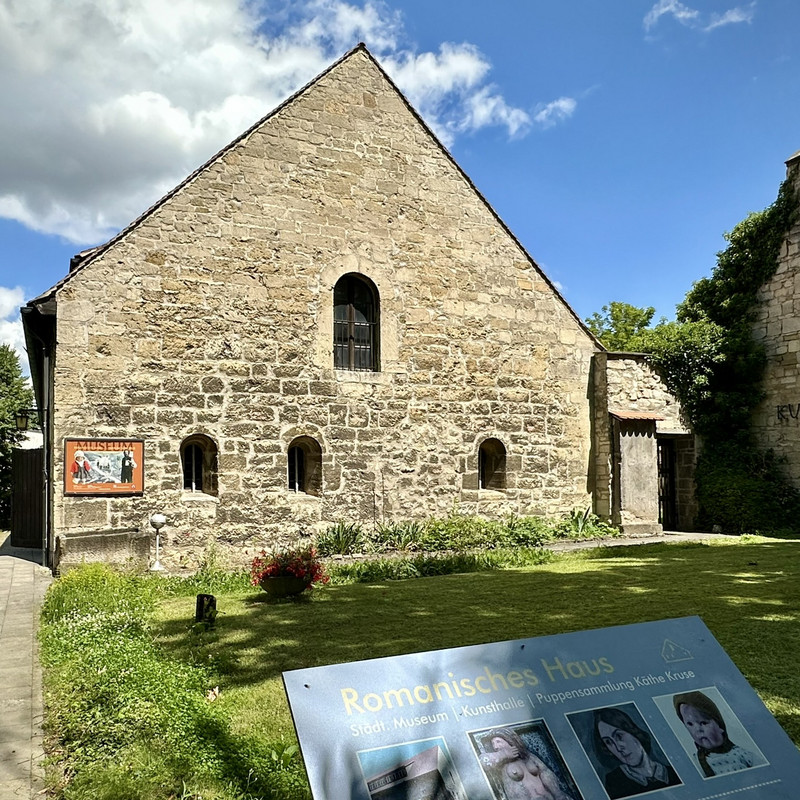 Romanisches Gebäude mit Puppentheater