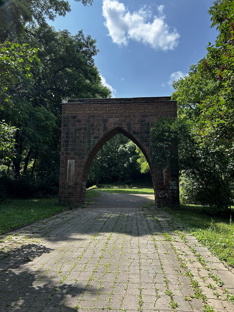 Tor aus Stein im Park