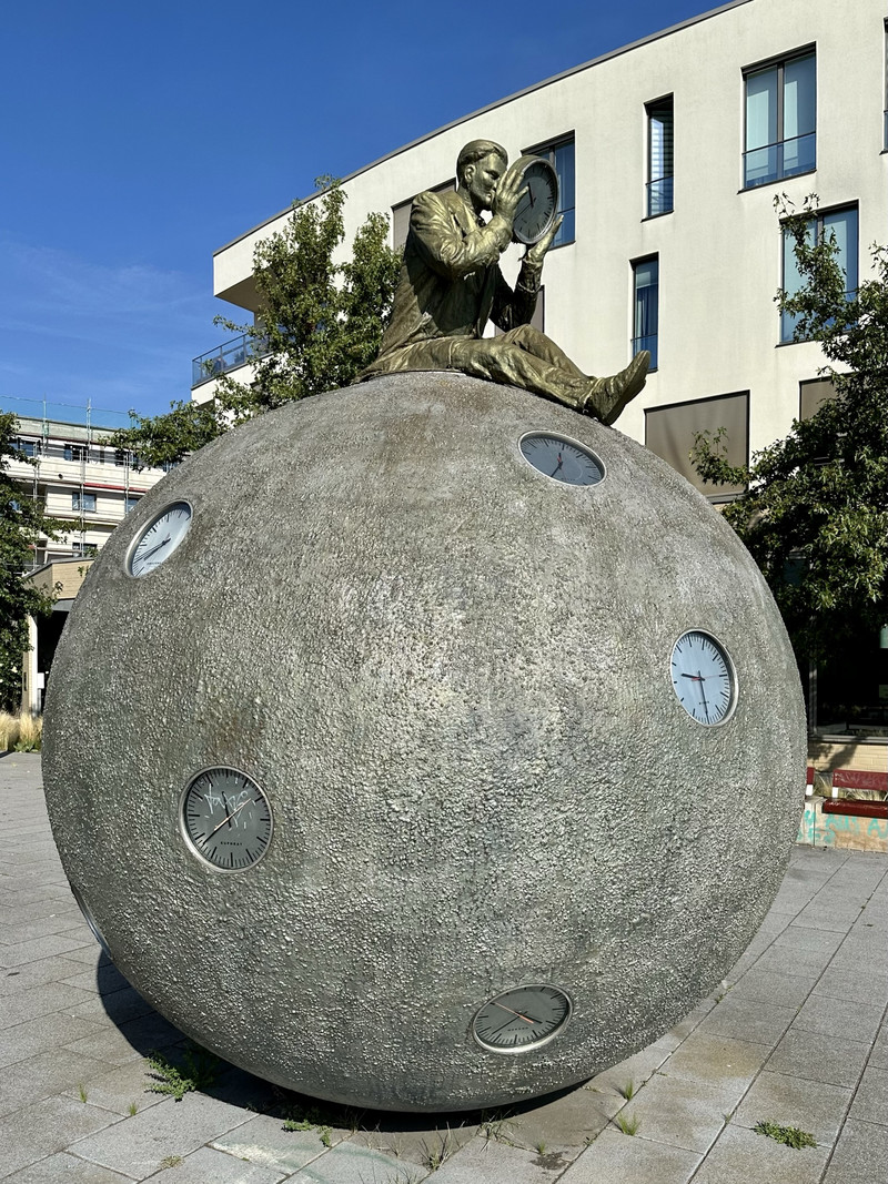 Kugel mit Uhr am Elbbalkon